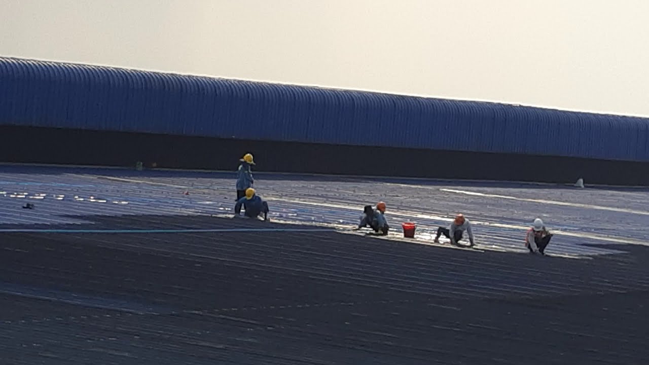 Giải pháp vệ sinh mái tôn cho các loại vật liệu khác nhau